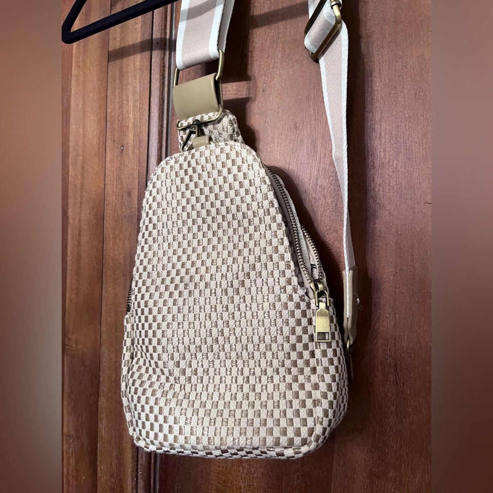Altar’d State NEW! Gold and cream cross body bag, never worn, beautiful!
